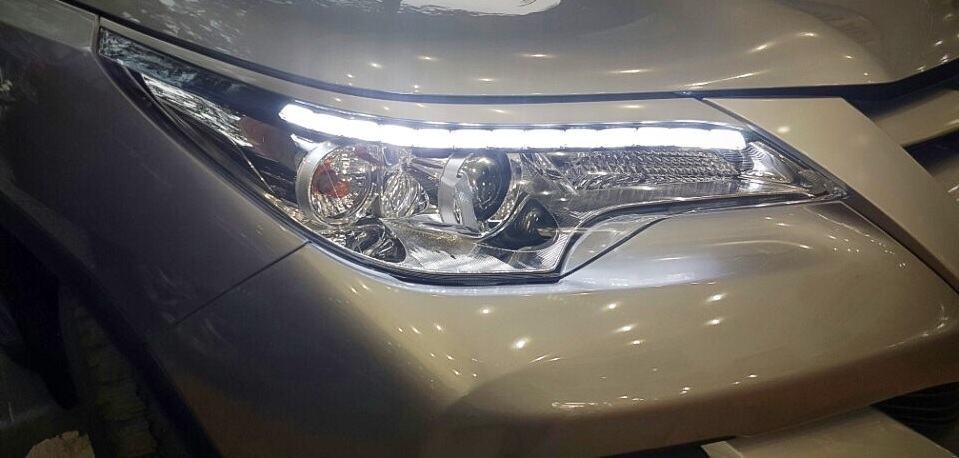 Độ dải LED mí trắng và vòng angel xe Fortuner 2017