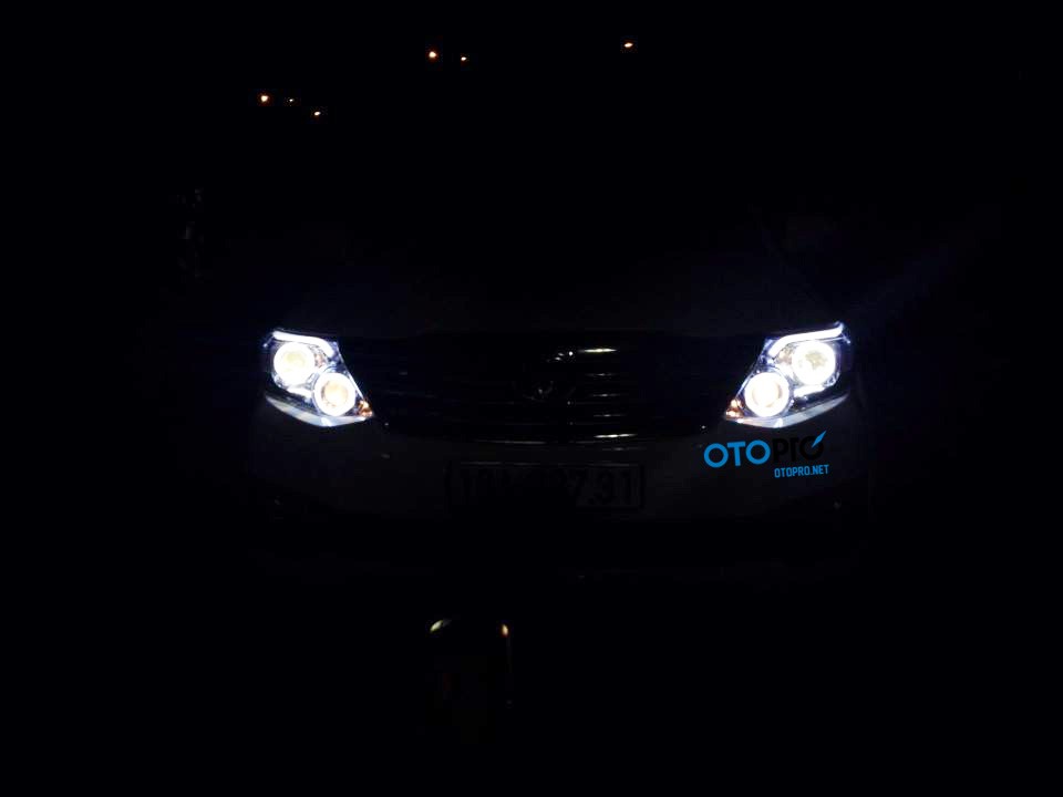 Toyota Fortuner 2013 – 15 độ bi-xenon, vòng Angel eyes, LED mí khối trắng vàng