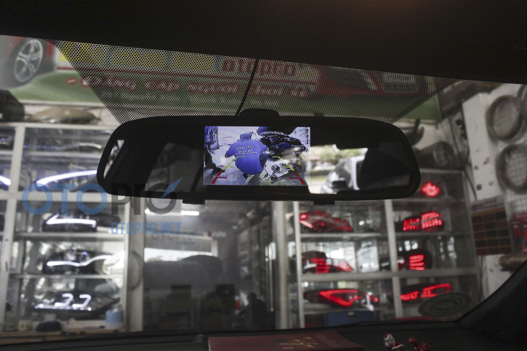 Lắp camera lùi có hồng ngoại cho xe Yaris 2015